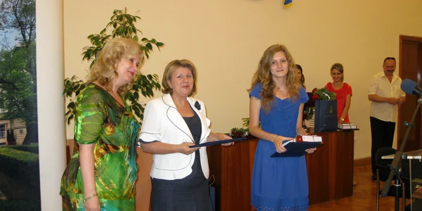 Irina Amariţei alături de directoarea Carmen Dimitriu şi şefa IŞJ Camelia Gavrilă