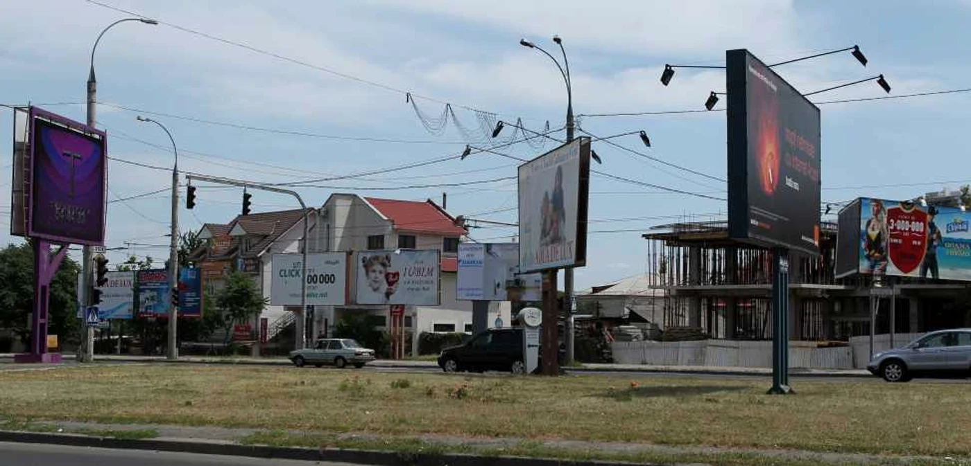 Bulevardul Dacia este inundat de panouri publicitare