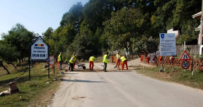 Patru drumuri judeţene intră în reparaţii săptămâna viitoare