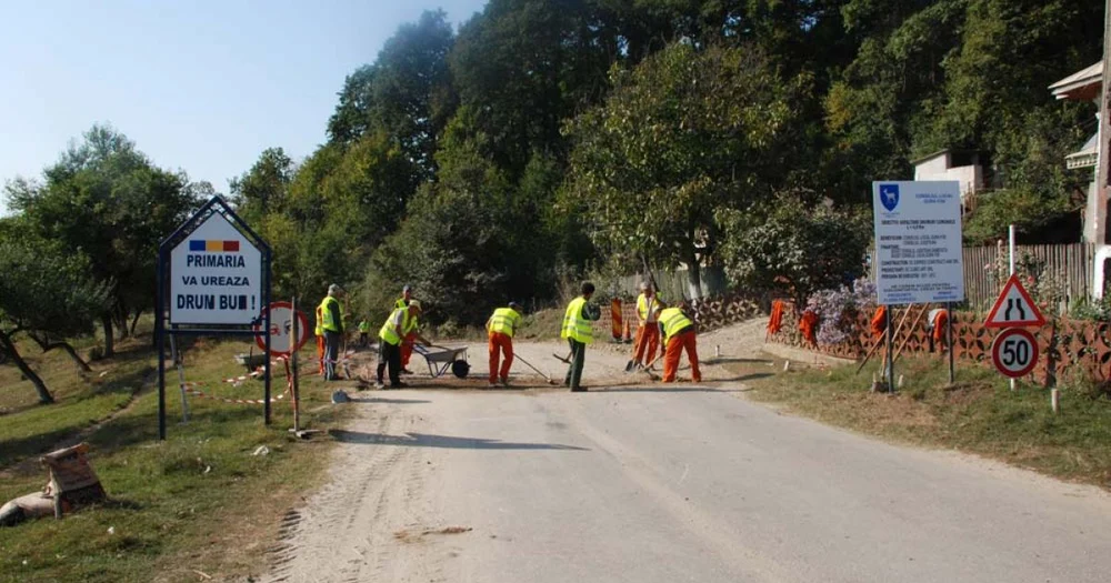 Trei companii de întreținere a drumurilor, amendate pentru trucarea unor licitații