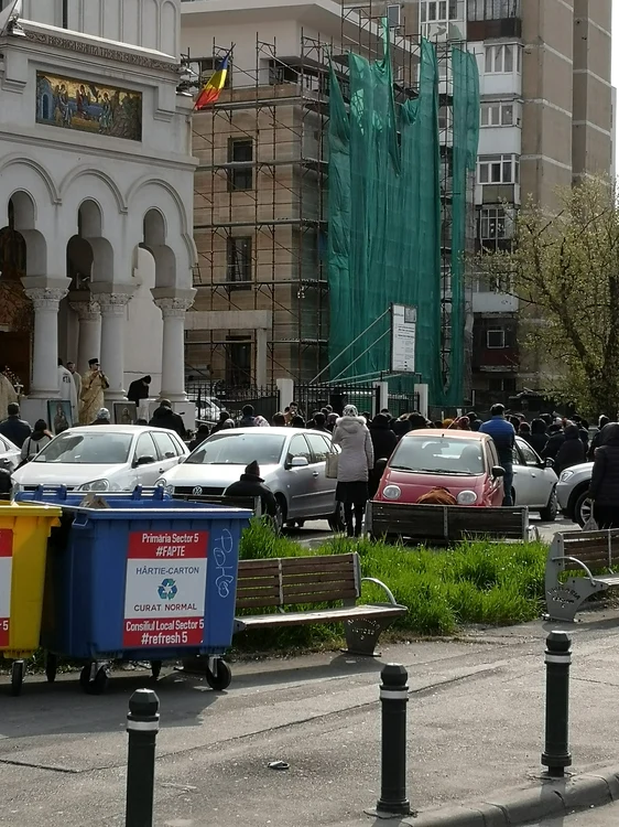 Mai mulți credincioși au participat la slujba ținută la Biserica Sfânta Treime Ghencea, din București