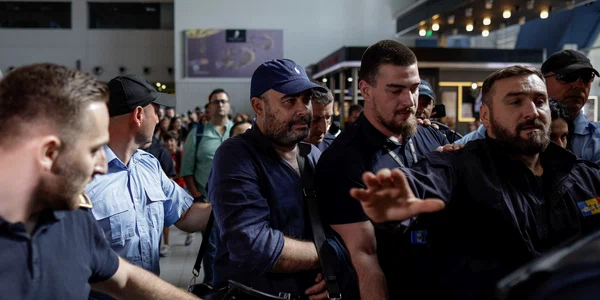 Darius Vâlcov a fost repatriat și a sosit pe Aeroportul Otopeni, de acolo este transportat spre penitenciarul Rahova, în Otopeni, Ilfov. FOTO Inquam Photos / Octav Ganea