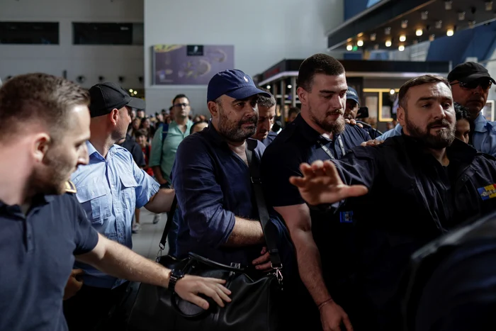 Darius Vâlcov a fost repatriat și a sosit pe Aeroportul Otopeni, de acolo este transportat spre penitenciarul Rahova, în Otopeni, Ilfov. FOTO Inquam Photos / Octav Ganea