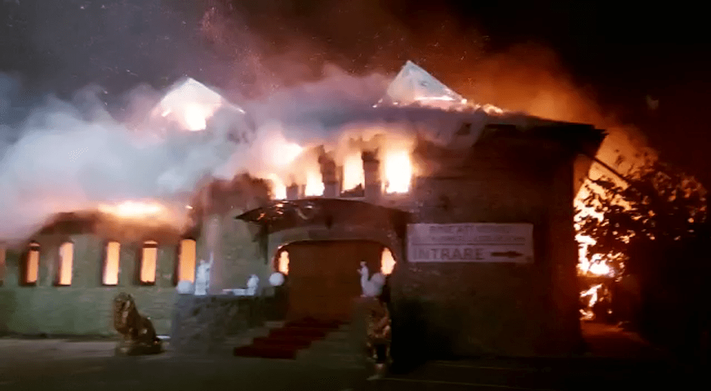 Restaurantul unui controversat om de afaceri din Galați a luat foc. Flăcările au cuprins întreg localul și o casă învecinată VIDEO