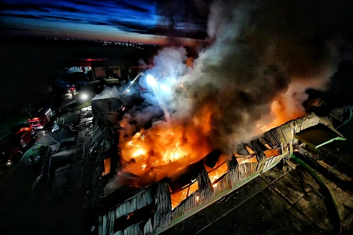 27 de maşini de pompieri au participat la stingerea incendiului de la marginea Timişoarei FOTO ISU Timiş