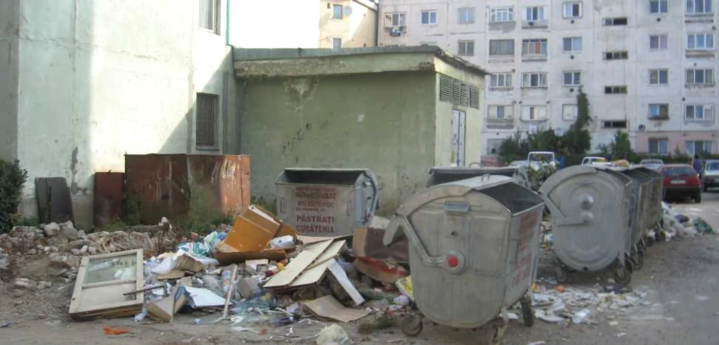 Reşiţa: Aproape 3 tone de dulapuri şi alte piese de mobilier demodat au fost scoase în stradă la “Marea Debarasare”