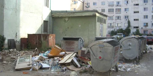 Reşiţa: Aproape 3 tone de dulapuri şi alte piese de mobilier demodat au fost scoase în stradă la “Marea Debarasare”