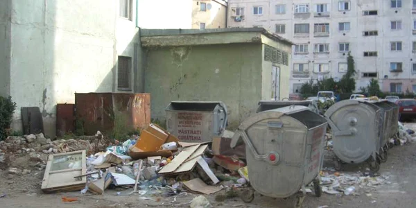Reşiţa: Aproape 3 tone de dulapuri şi alte piese de mobilier demodat au fost scoase în stradă la “Marea Debarasare”