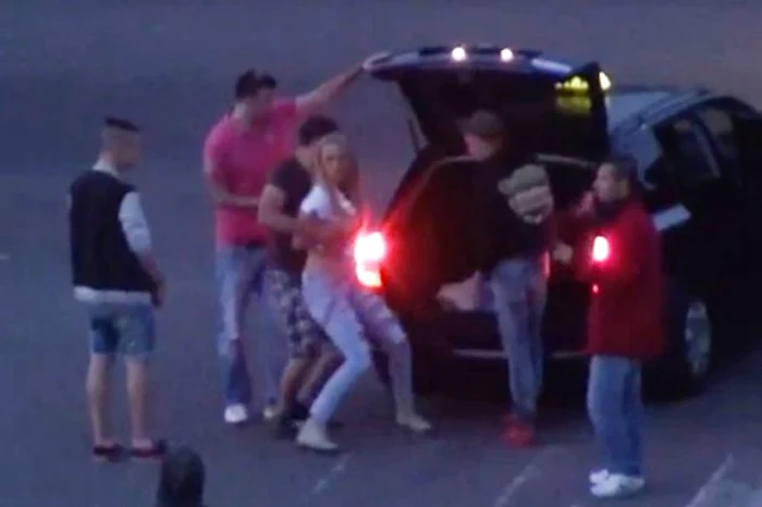 Filmulețul surprinde momente terifiante în care o femeie este răpită de o gașcă de bărbații, chiar sub ochii polițiștilor, care nu au făcut nimic să o salveze. foto:captura youtube
