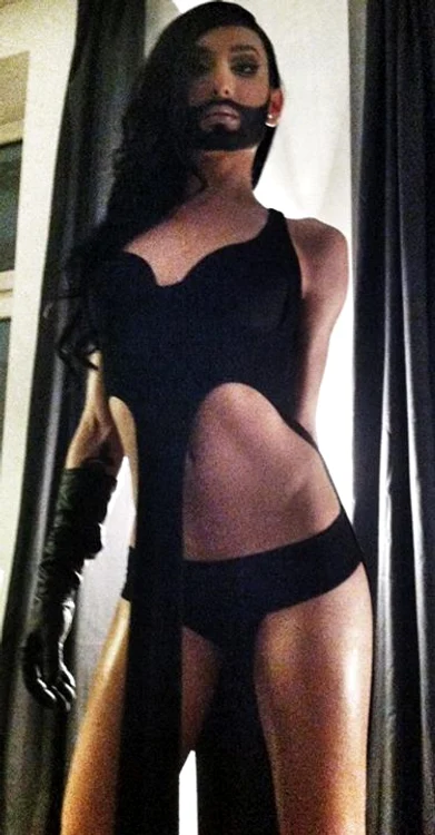 Conchita Wurst a creat o isterie mondială cu barba sa (FOTO FACEBOOK)