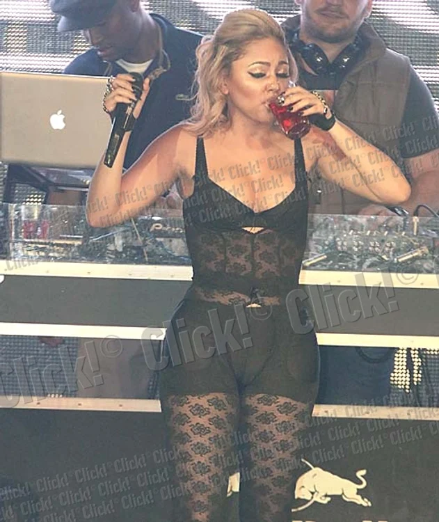 A băut vodcă pe scenă