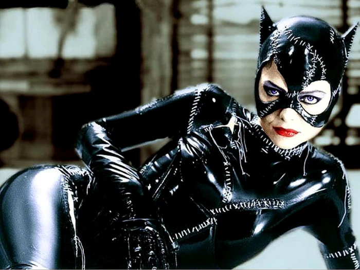 Catwoman a apărut pentru prima dată
într-o revistă tipărită în 1940, iar rolul său a revenit pe
marile ecrane unor actriţe precum Michelle Pfeiffer, Halle Berry şi
Anne Hathaway FOTO Arhivă