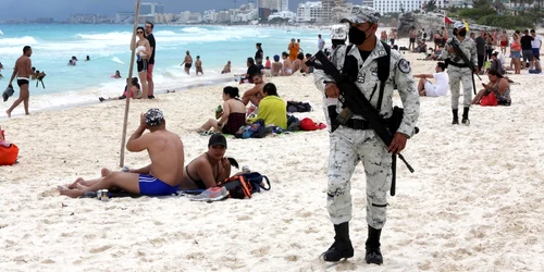 soldati inarmati pe plajele din mexic. foto epa-efe