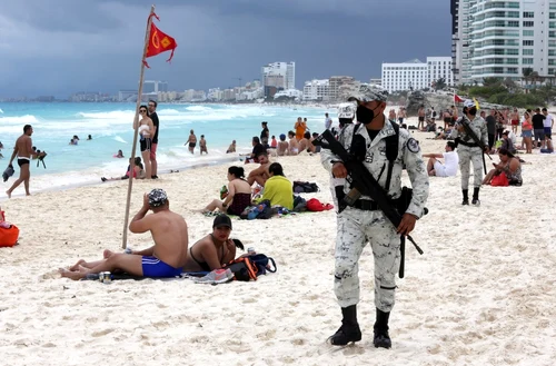 soldati inarmati pe plajele din mexic. foto epa-efe