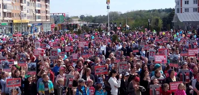 Aproximativ 7.000 de oameni au ieşit în stradă în Suceava FOTO: Dănuţ Zuzeac