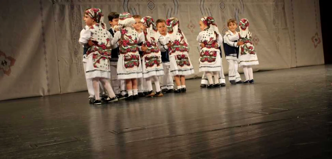 Preşcolari români în straie populare