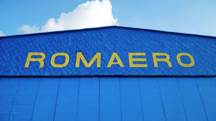 Clădire de culooare albastră pe care scrie Romaero