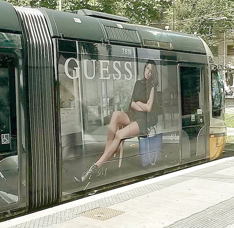 Alice ”s-a plimbat” toată vara  și cu autobuzele din Milano