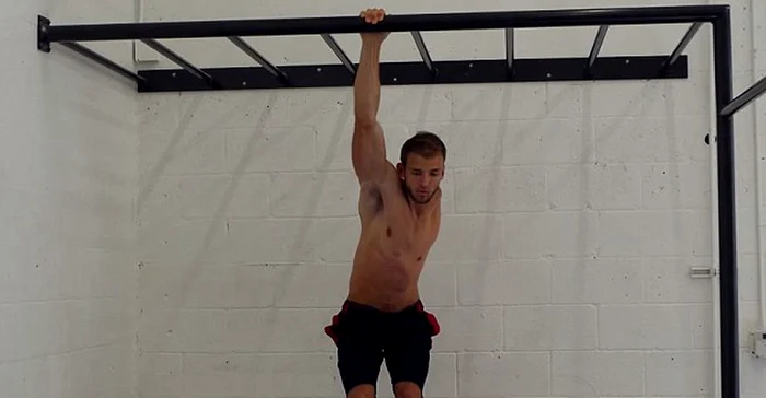 Tânărul poate face tracţiuni cu o singură mână