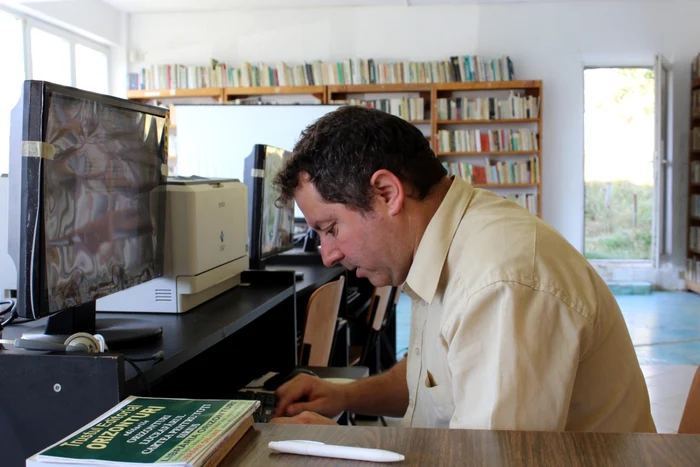 Dan Cosma s-a mutat la ţară la 33 de ani pentru a fi bibliotecar - foto: Adrian Caraba