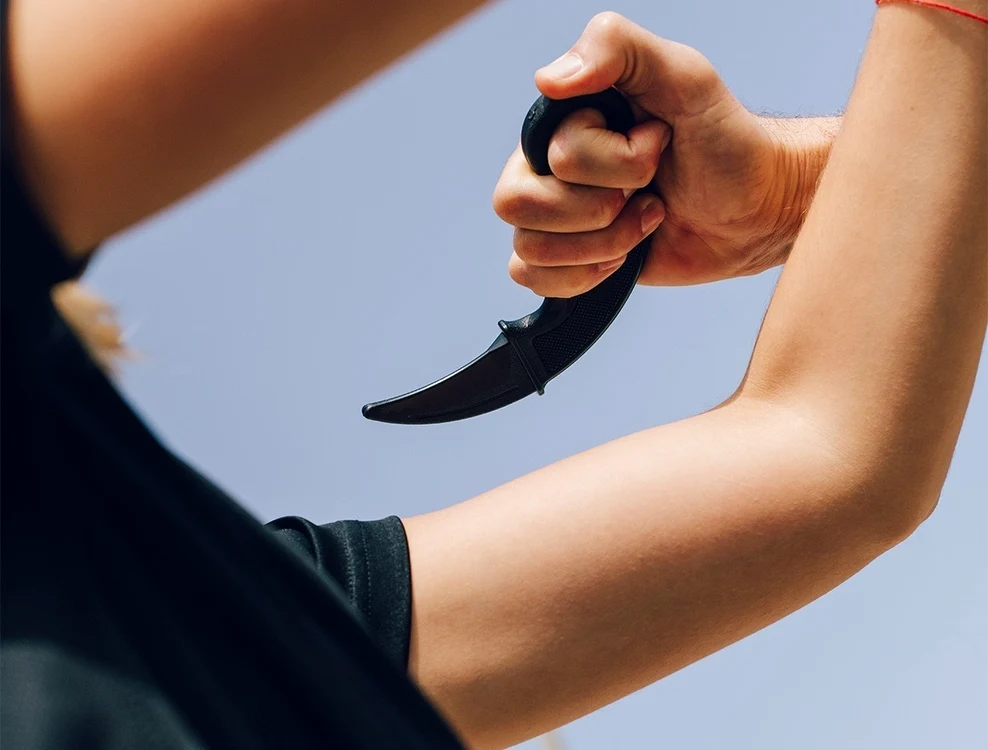 Copilul ar fi avut un cuţit tip karambit.
