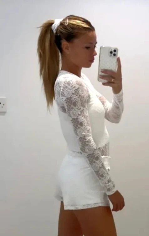 Camila Giorgi va purta la Wimbledon un echipament cu dantelă