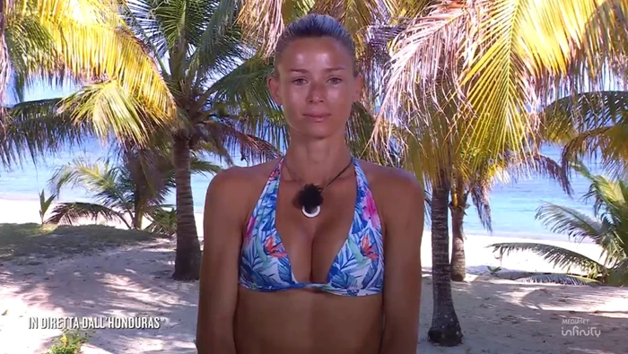 Camila Giorgi n-a rezistat condițiilor grele de la insulă