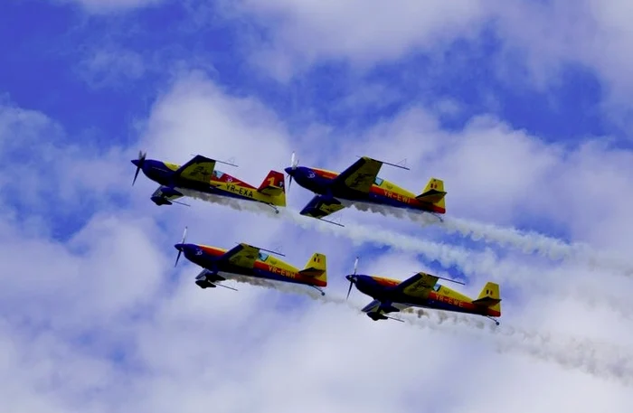 
    Iacării Acrobaţi vor îmblânzi avioanele la câţiva metri deasupra Lacului Morii (foto: Alexandru Orbescu)  