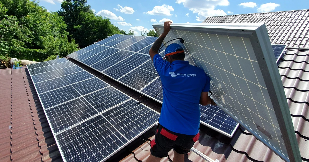 Tot mai mulți români apelează la panouri fotovoltaice pentru a-și produce energia necesară FOTO AFM