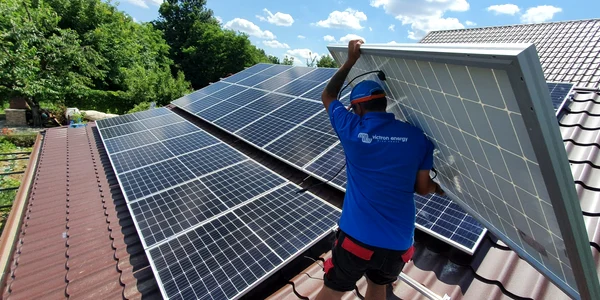 Tot mai mulți români apelează la panouri fotovoltaice pentru a și produce energia necesară FOTO Administrația Fondului de Mediu jpg