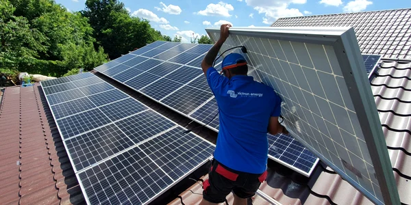 Tot mai mulți români apelează la panouri fotovoltaice pentru a și produce energia necesară FOTO Administrația Fondului de Mediu jpg