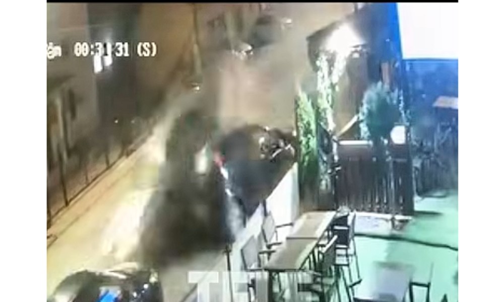 Urmărire spectaculoasă în Lugoj. O mașină condusă de un șofer beat a fost proiectată pe terasa unui restaurant și a lovit patru persoane