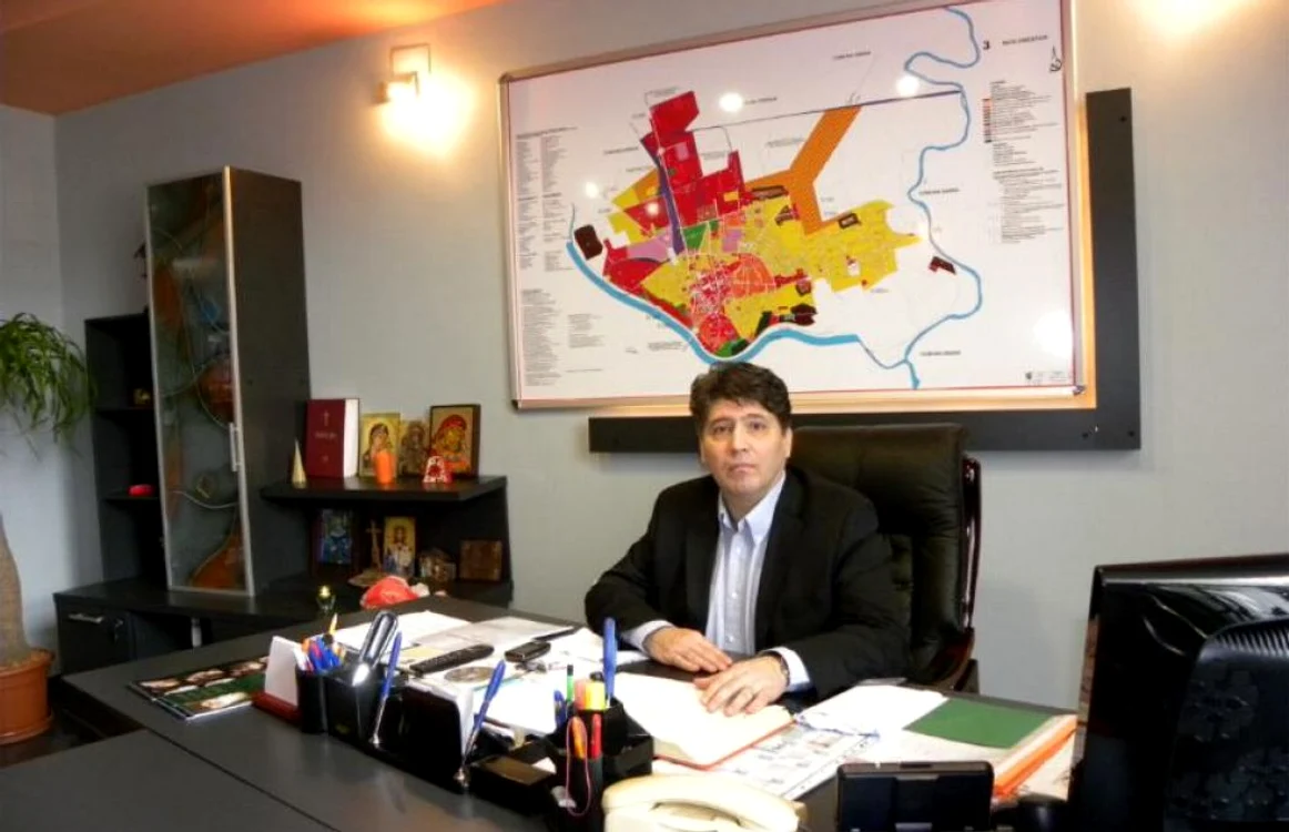 Primarul a câştigat bursa Erasmus în 2012  Foto: Primăria Roman