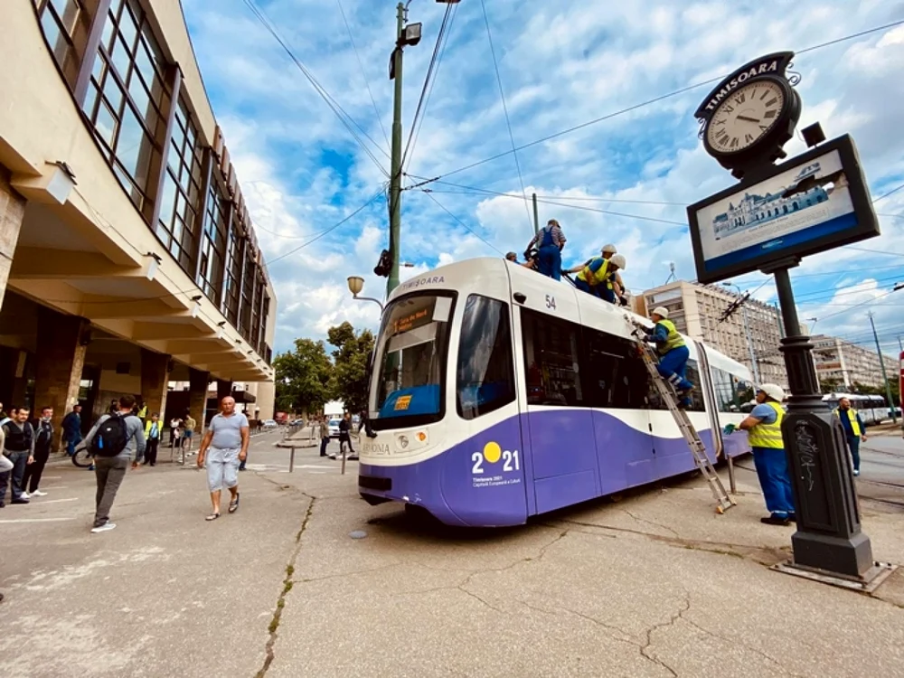 Tramvaiul a ajuns pe trotuar FOTO Alex Pancz