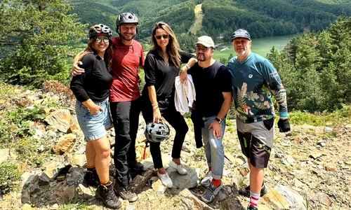 Mirela Retegan si Andreea Raicu, weekend cu bicicleta pe munte, s au aruncat imbracate in lac   Instagram (11) jpg