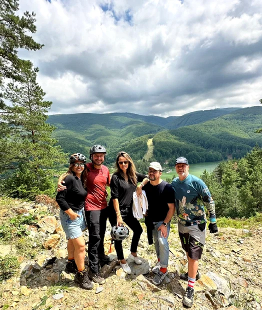 Mirela Retegan si Andreea Raicu, weekend cu bicicleta pe munte, s au aruncat imbracate in lac   Instagram (11) jpg