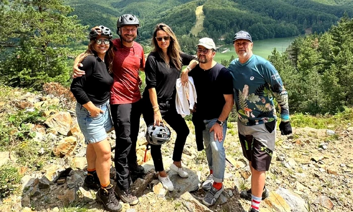 Mirela Retegan si Andreea Raicu, weekend cu bicicleta pe munte, s au aruncat imbracate in lac   Instagram (11) jpg