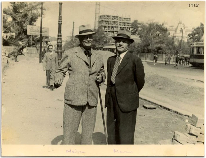 Sculptorul Cornel Medrea alături de pictorul Marius Bunescu Colecție modernism.ro
