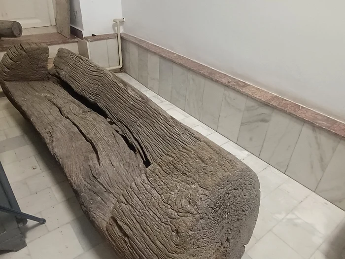 Banca se află în holul Muzeului Județean de Istorie Gorj Foto: Alin Ion
