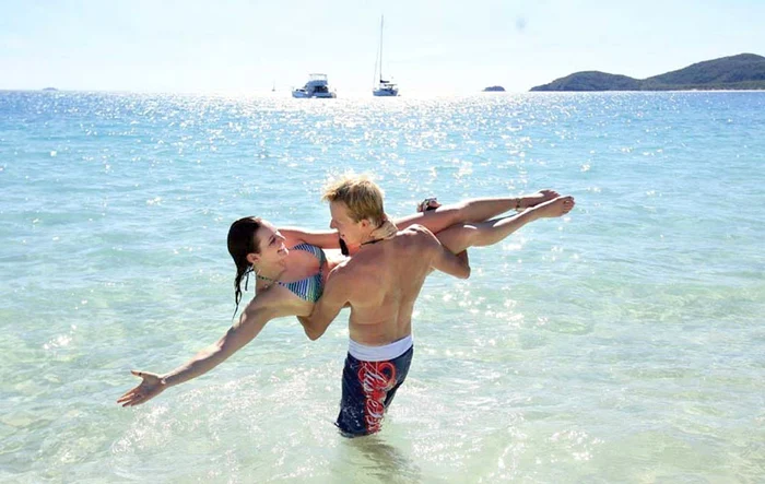 Derek o aşteaptă  pe „mami” să i  dea de mâncare jpeg