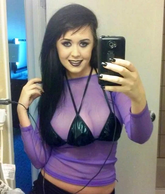 Alisha Hessler este foarte mândră de cei trei sâni ai ei