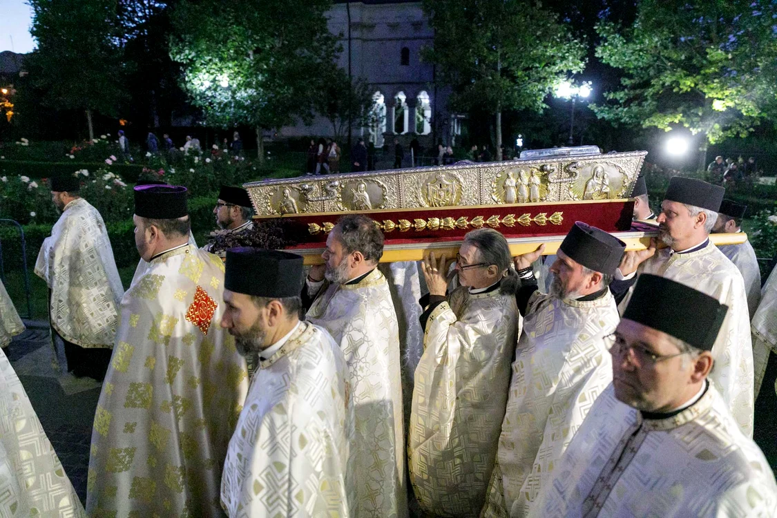 Racla cu moaștele Sfintei Cuvioase Parascheva a fost scoase din Catedrala Mitropolitană / FOTO: MMB