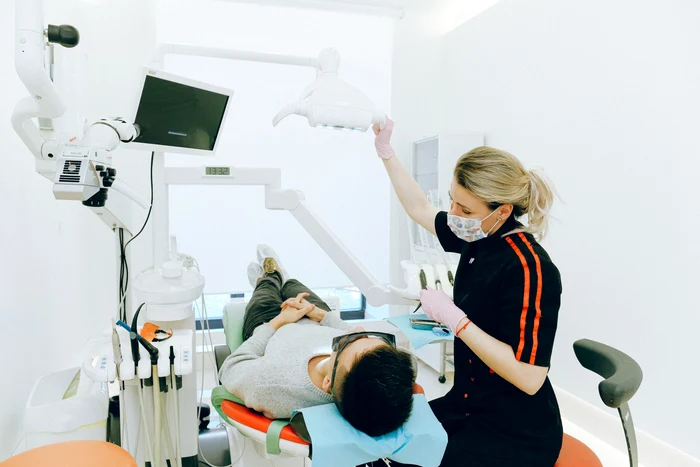Vizitele regulate la medicul stomatolog sunt recomandate la fiecare 6 luni, dar sunt și situații când trebuie să mergi mai repede la dentist. Foto: Pexels