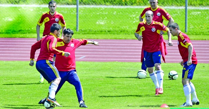 Piţurcă (centru) la o miuţă cu Tănase, Latovlevici şi Bourceanu. FOTO: Mediafax