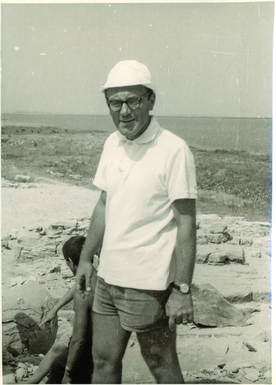 Petre Alexandrescu pe săpătură la Histria, la Zona sacră, în 1967