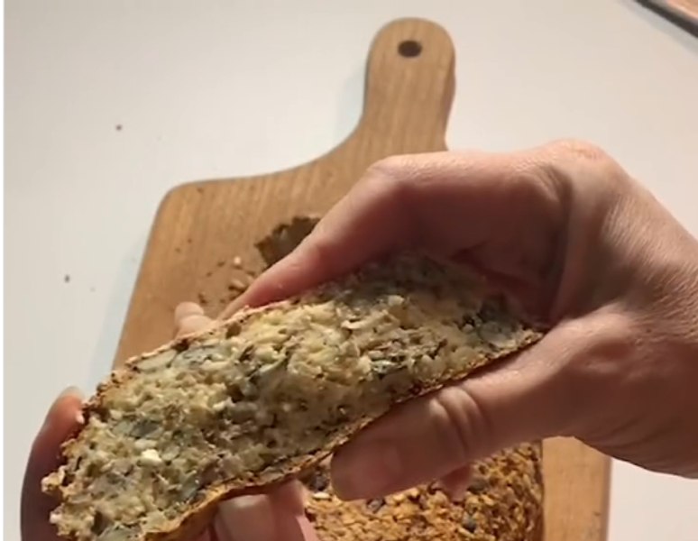 Reteța de pâine fără făină care a înnebunit internetul: este bogată în proteine și Omega 3 și ajută în curele de slăbit