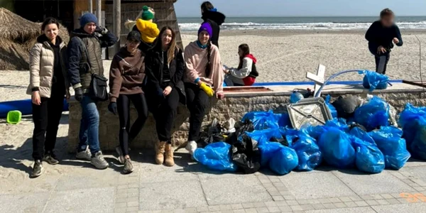 refugiati ucraineni strang gunoiul de pe plaja din mamaia