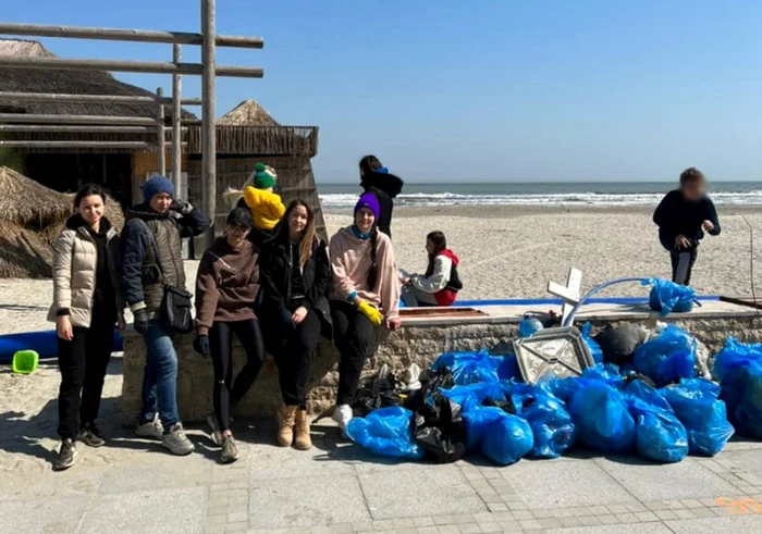 Un grup de 20 de refugiaţi ucraineni s-au decis să strângă gunoiul de pe plaja din Mamaia Nord. Foto: Dobrogea Live