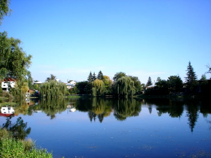 Lacul de la Câmpina este înconjurat de legende şi mistere FOTO panoramio.com