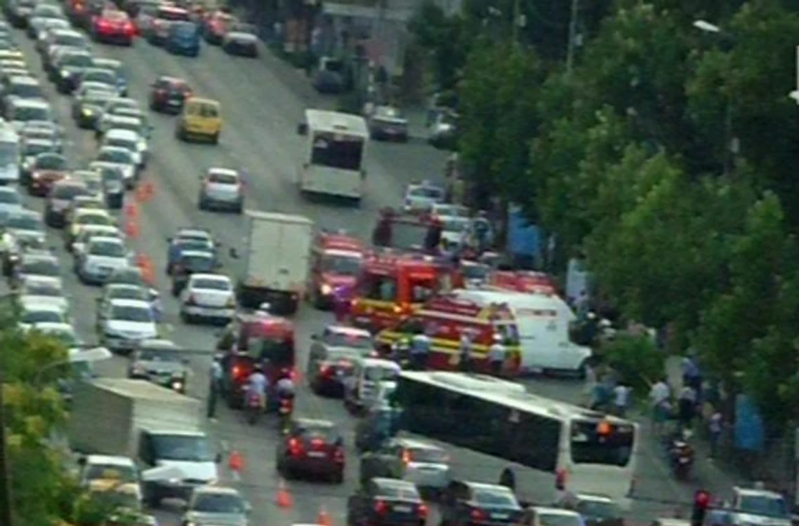 Şoferul maşinii a decedat, iar cei doi pietoni loviţi de acesta sunt în stare gravă (Foto: captură video Realitatea TV)